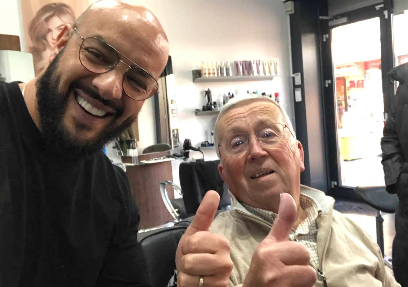 Kapper van Chiya Hair Styles met een tevreden klant in de salon